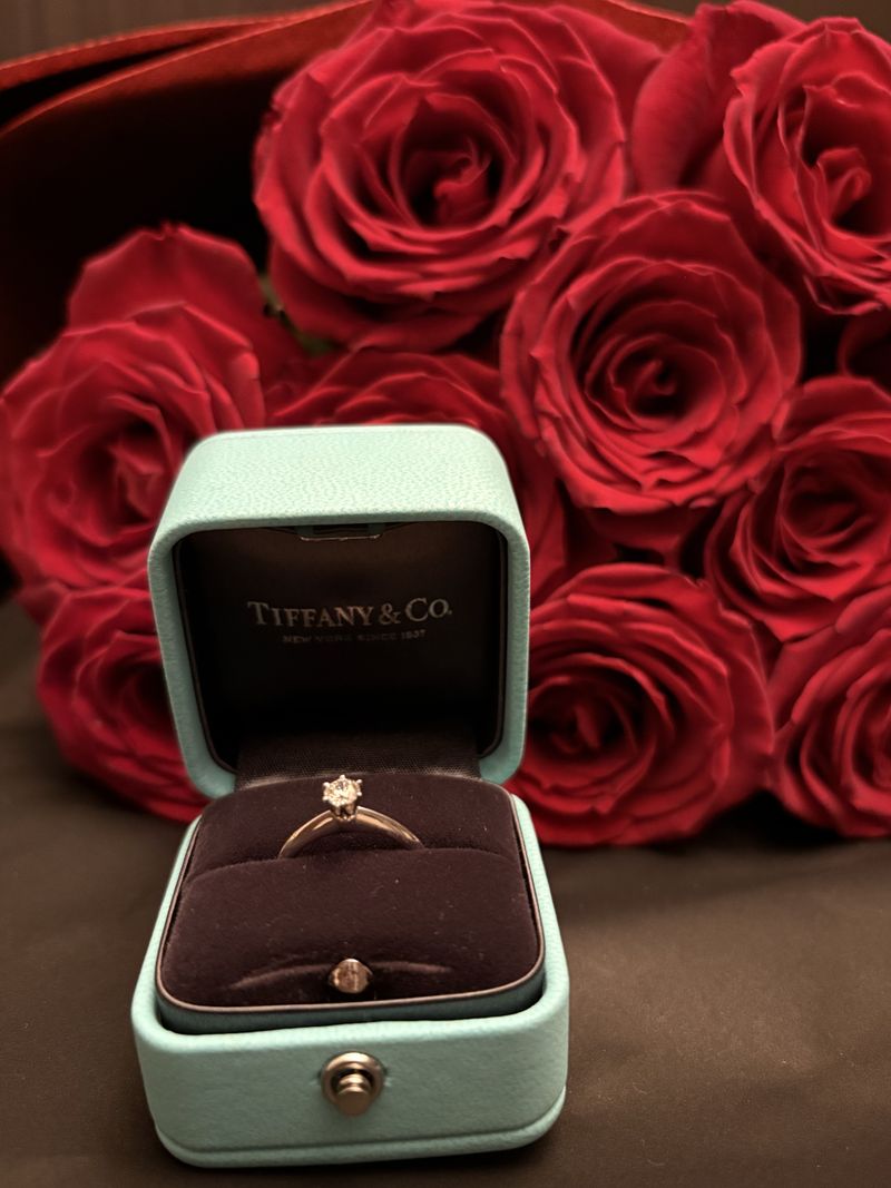 美品 Tiffany & Co. エンゲーリング ダイヤモンド　0.25カラット 0.25カラットの指輪を購入しました。輝きがとても強く、指輪を見るだけ