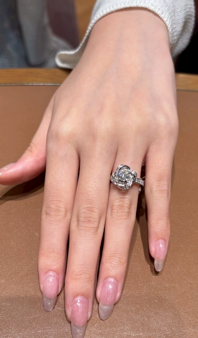 お花が好きで、中でも芍薬が特に好きだったので、ブシュロンの