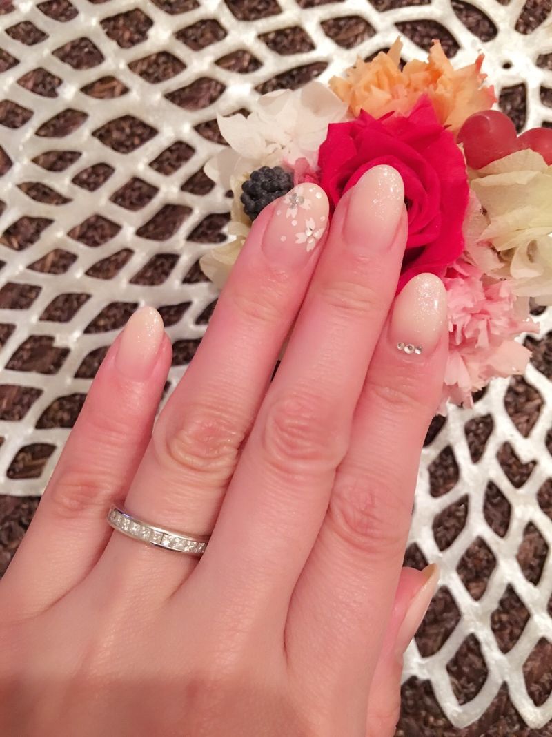 当初はもっとシンプルな結婚指輪を探していたのですが、試しに
