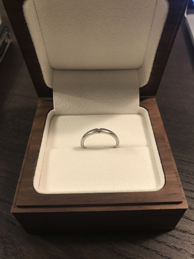 男性リングが非常にシンプルなデザインなので、四六時中つけていること
