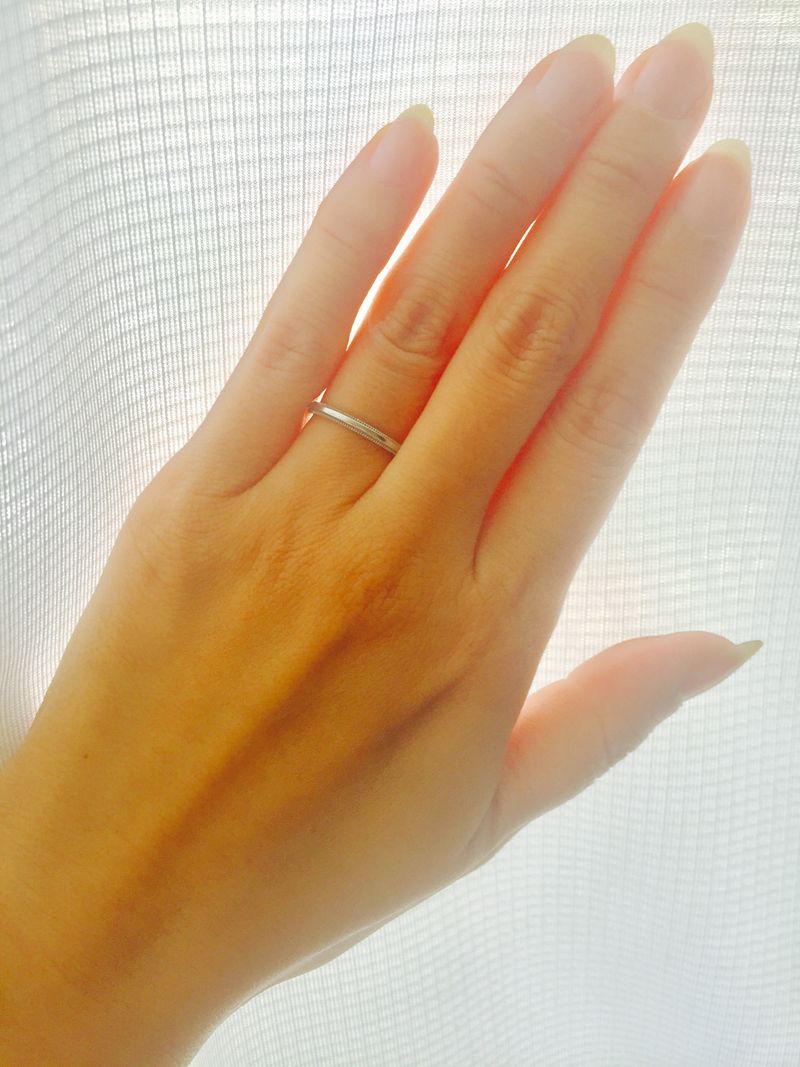 ティファニー　ミルグレイン　結婚指輪　刻印あり ミルグレイン ウェディング バンドリングの一粒ダイヤがあるものを選び