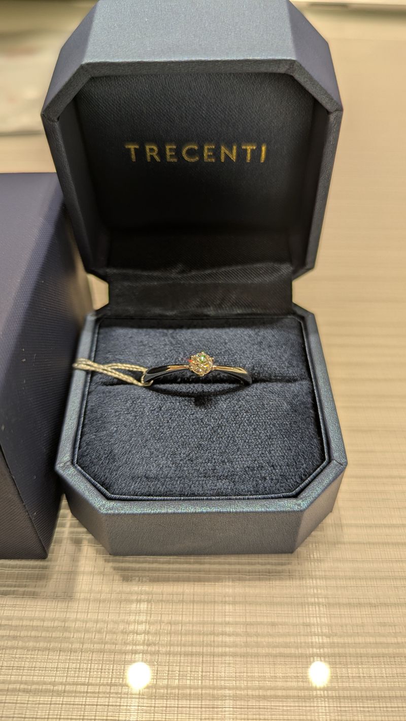 シンプルかつスタイリッシュなデザイン。 上から見るとダイヤモンドに