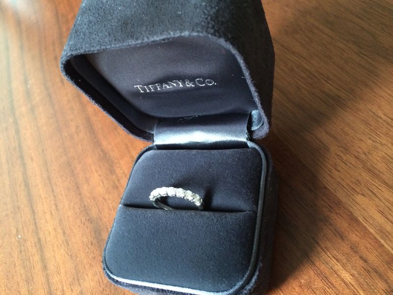 ダイヤが7粒のハーフエタニティタイプなので、ボーダーなどの