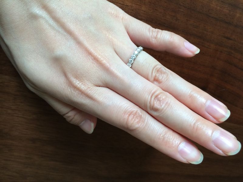 ダイヤが7粒のハーフエタニティタイプなので、ボーダーなどの