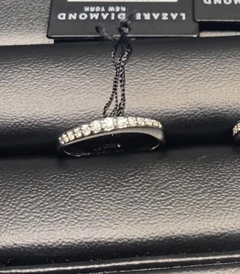 ハーフエタニティっぽいデザインですが、ストレートでなく軽く捻れて