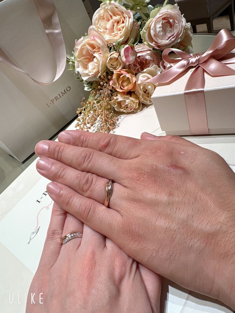 ピンクゴールドのカラーとウェーブのデザインとプラチナとピンク