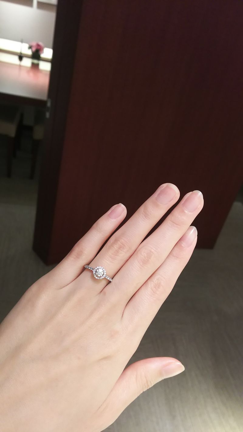 いわゆる立て爪の一粒ダイヤの婚約指輪を試着してみたものの、大きめの