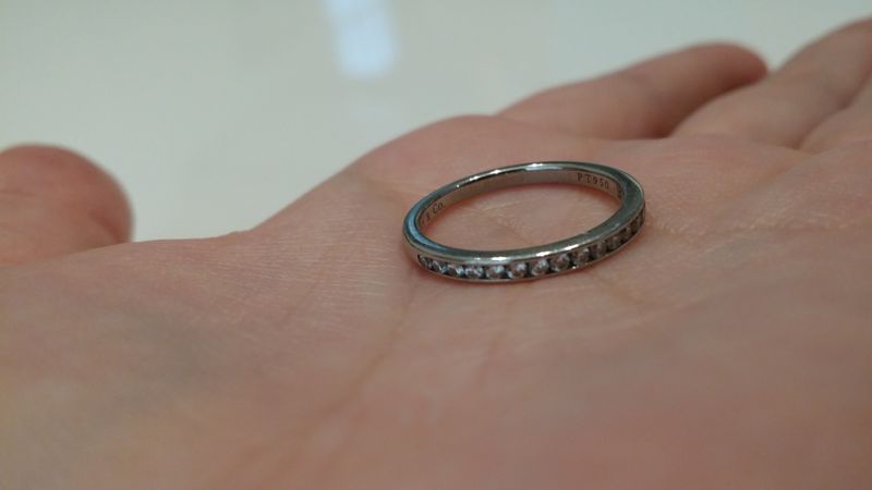 ハーフエタニティなところが可愛い。 どの角度から見てもキラキラと