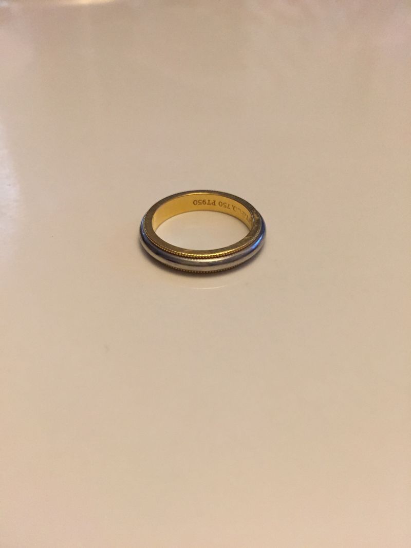 結婚指輪はシンプルな指輪が多い中、凝ったデザインで18Kとプラチナの