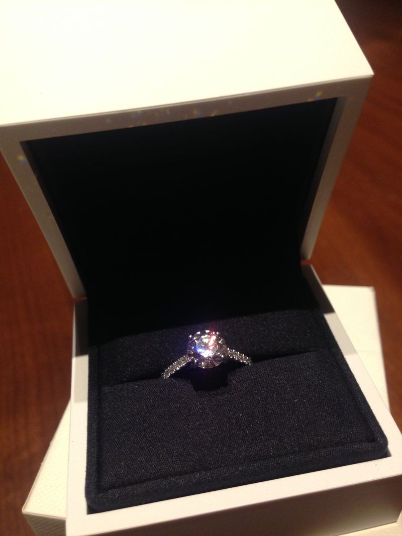 デビアスにて結婚指輪も購入しました。DB Classic Full Pave Band