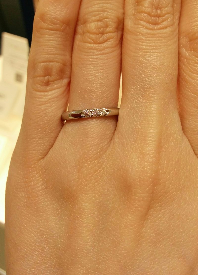 ミキモト 3石結婚指輪 5号 ストレートタイプの指輪で石が3つ付いて います。 上品な輝きと