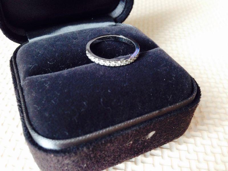 結婚指輪と重ねづけをすることができるような華奢だが、豪華に見える