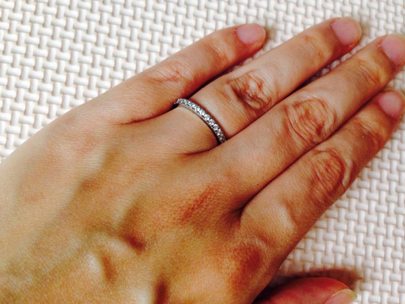 結婚指輪と重ねづけをすることができるような華奢だが、豪華に見える