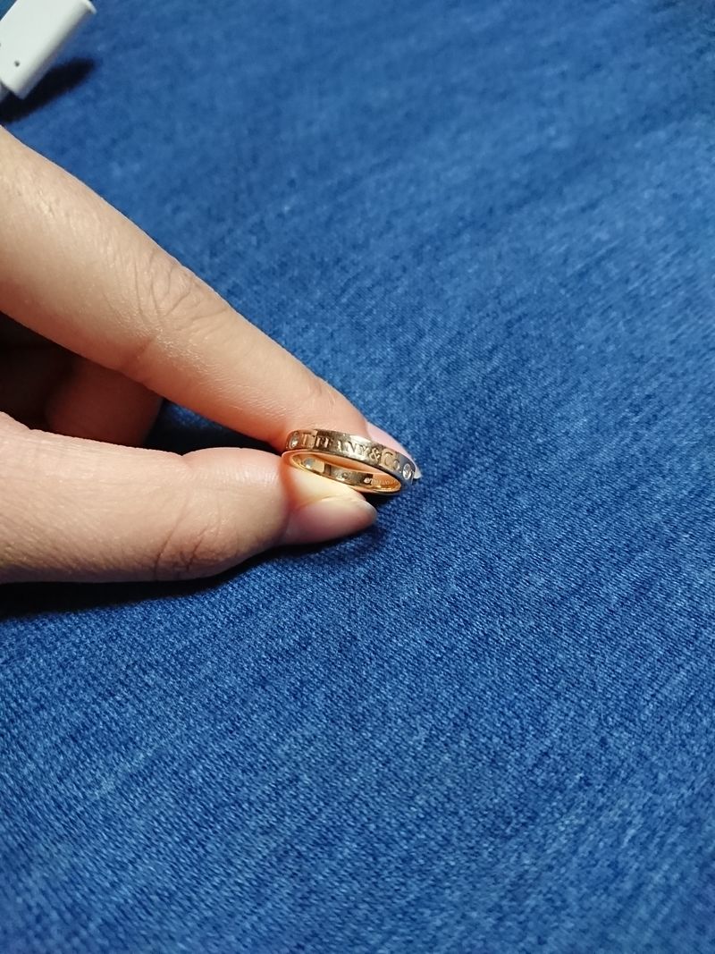 Tiffany & Co.のペアリングを以前からはめていたので、結婚指輪も同じ
