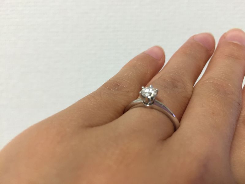 まさにエンゲージリングの王道といえるデザインで、ダイヤの位置が高く