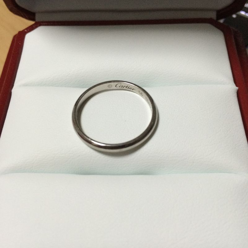 プラチナリングを探していたので、婚約指輪と同じブランドのカルティエ