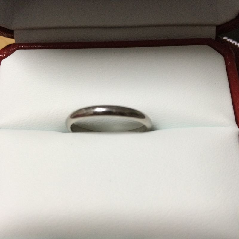 プラチナリングを探していたので、婚約指輪と同じブランドのカルティエ
