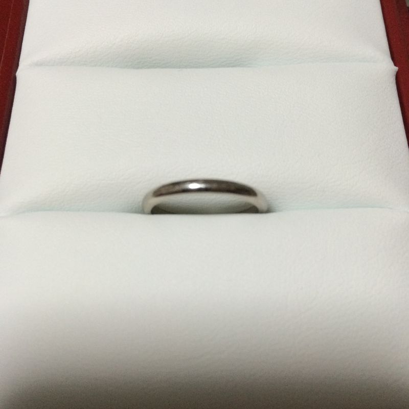 プラチナのシンプルな指輪を探していて、婚約指輪もカルティエなので