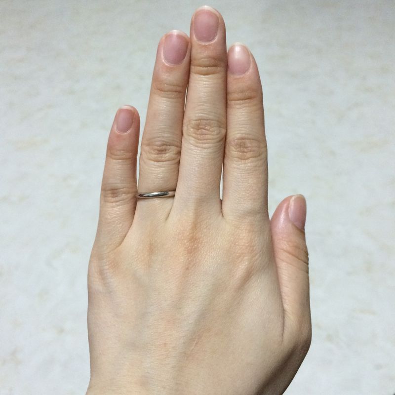 プラチナのシンプルな指輪を探していて、婚約指輪もカルティエなので