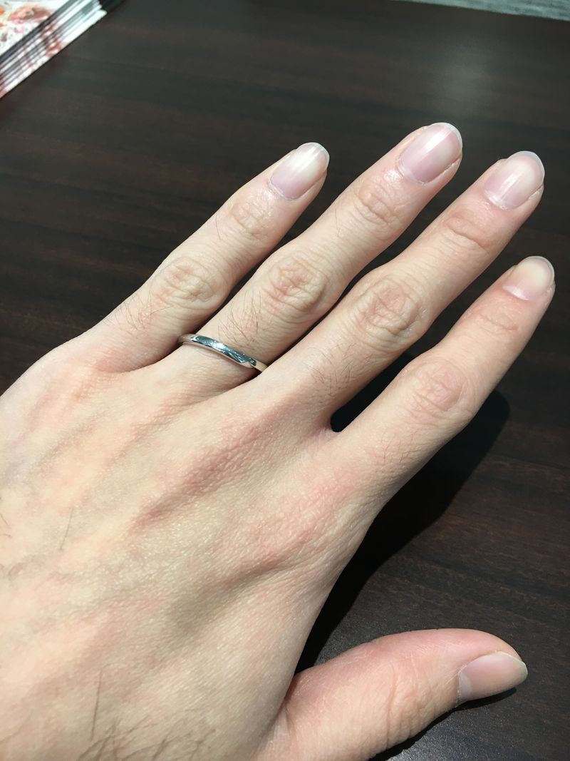 指が細いので、太い指輪は似合わなく細い指輪を探していました