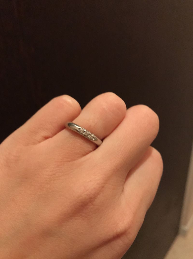 デザインが気に入った点。 プラチナでダイヤが3石並んで入っている