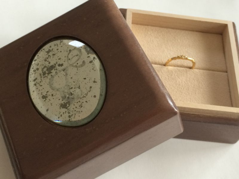 木の枝をモチーフにしたベースに小さなダイヤが散りばめられいる