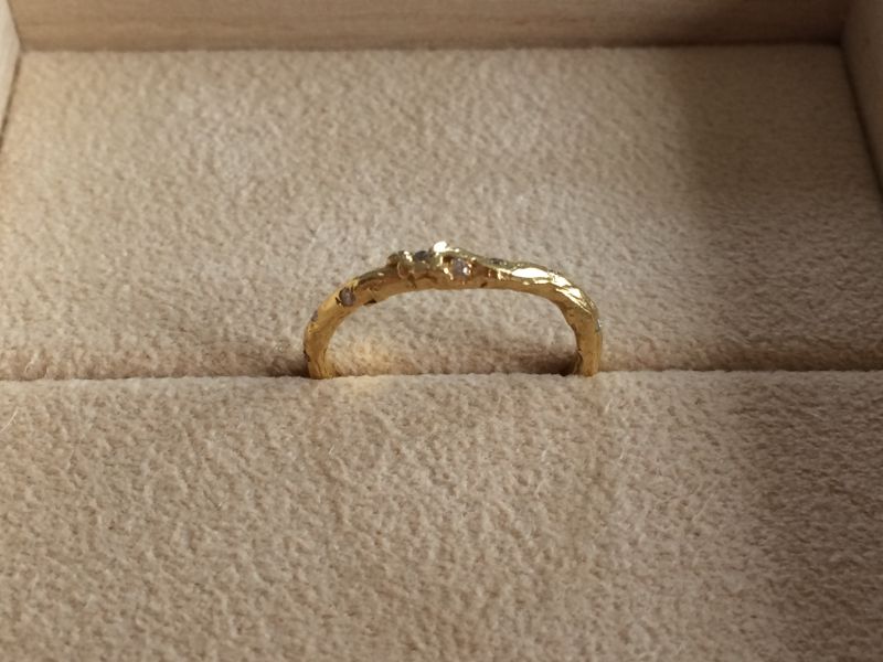 木の枝をモチーフにしたベースに小さなダイヤが散りばめられいる