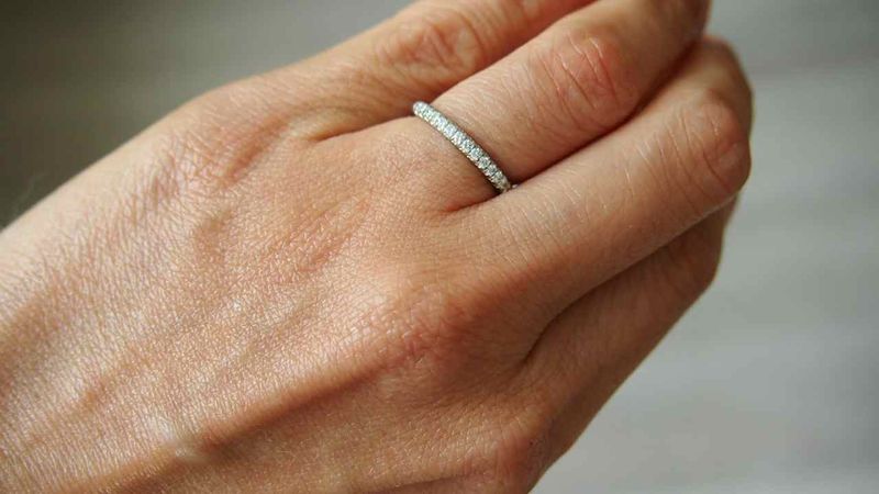 シンプルなバンドリングにするか、ハーフエタニティにするかで悩んだ