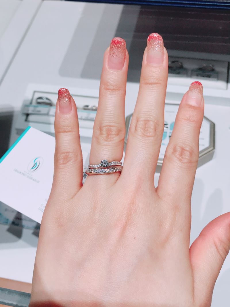 婚約指輪とセットリングにピッタリのデザインだったこと。ハーフ