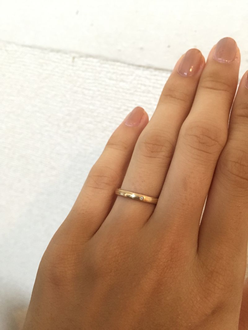 素材が一種類ではなく、2種類を木目上に重ねて作られているところ