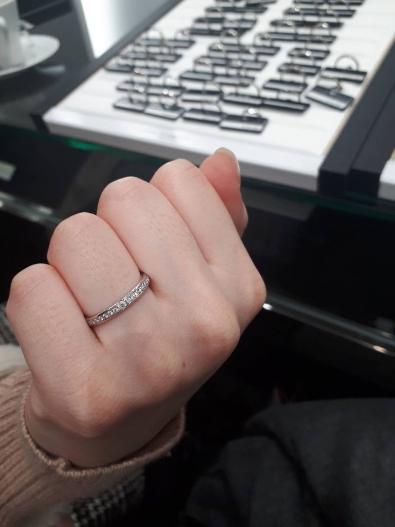 ラザールダイヤモンドさんのハーフエタニティタイプの指輪です