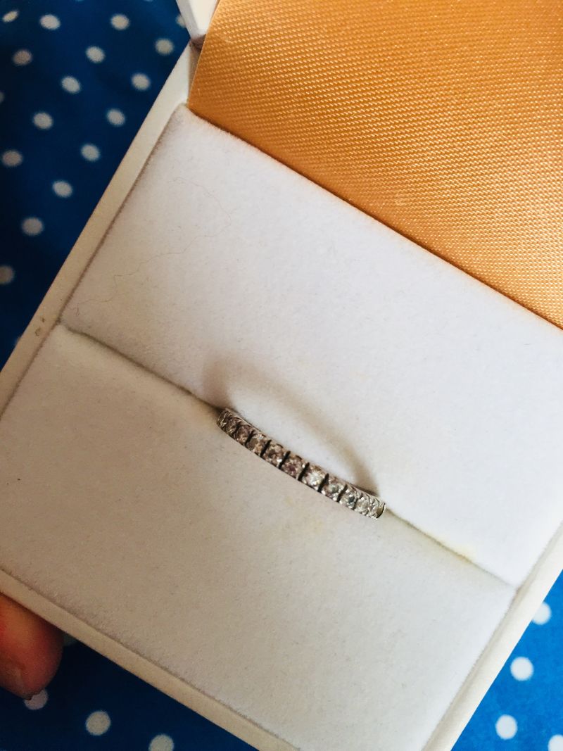 ブランドにこだわりはなかったのですが、婚約指輪はエタニティリングが