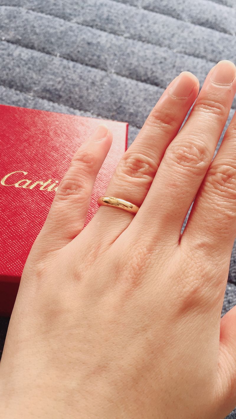 以前からシンプルな石なしのゴールドリングに憧れがあり、結婚指輪は