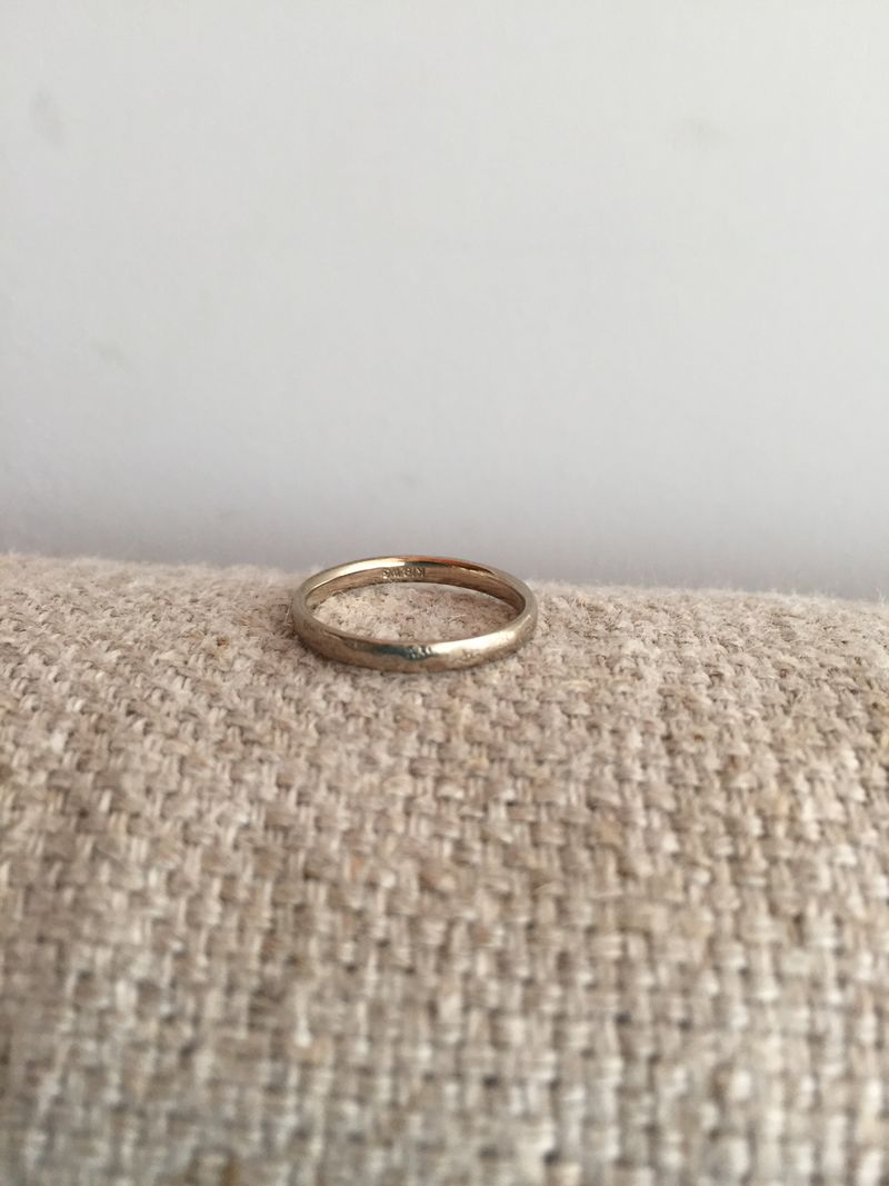 きらびやかすぎず、男性がつけても悪目立ちしない、自分たちの服装に