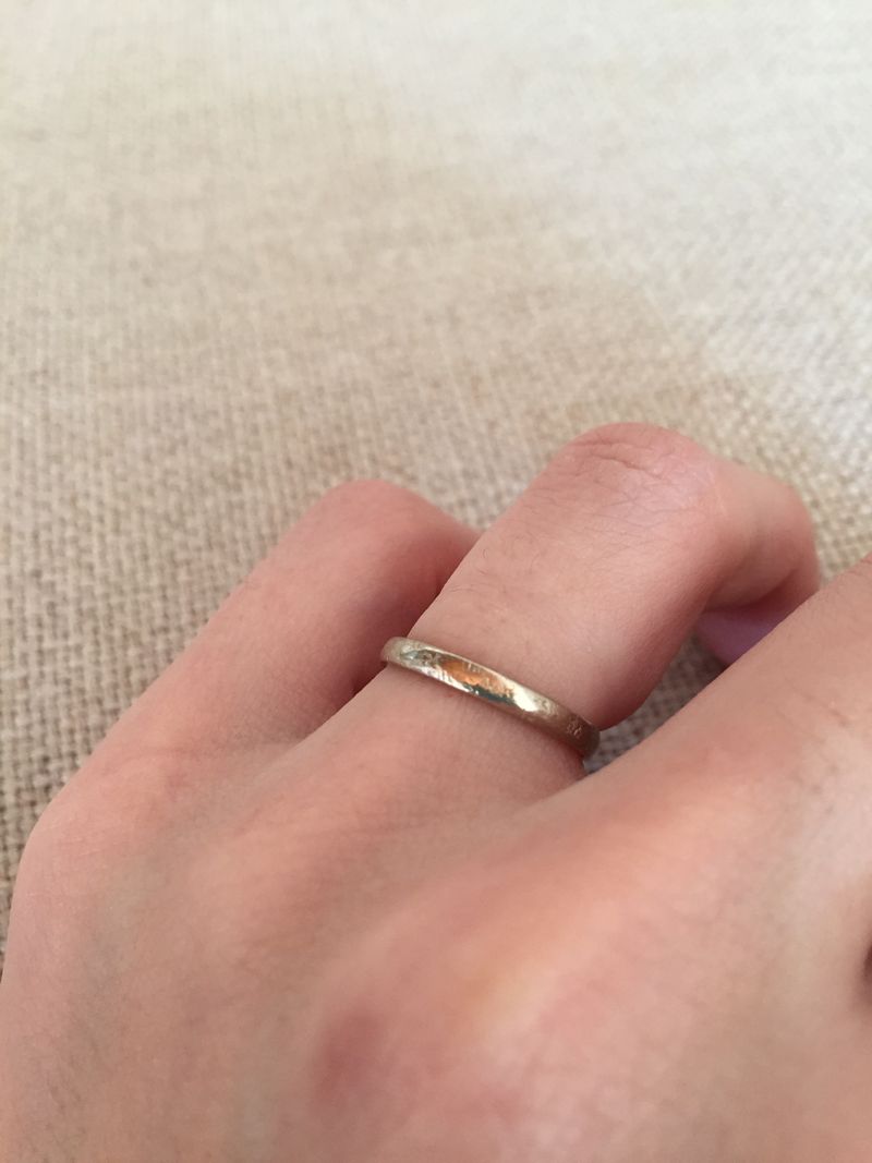 きらびやかすぎず、男性がつけても悪目立ちしない、自分たちの服装に