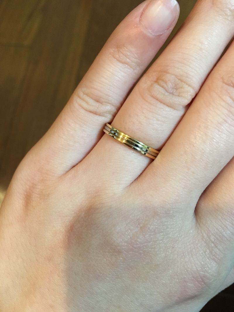 プラチナのシンプルなものは嫌だったので、3色のゴールドが使われて