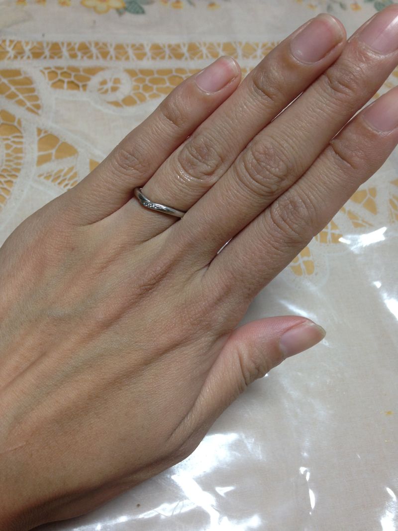 結婚指輪を購入しようと2人で来店し男性でも長くつけれるシンプルな物