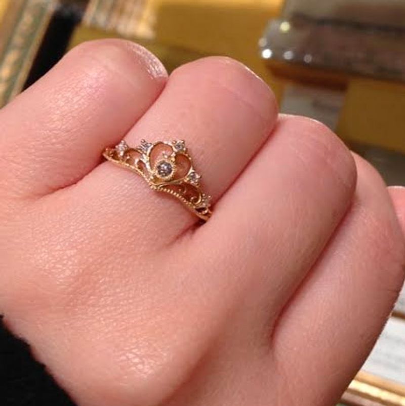 プリンセスの様な王冠の様なデザインの一風変わった指輪が欲しかった