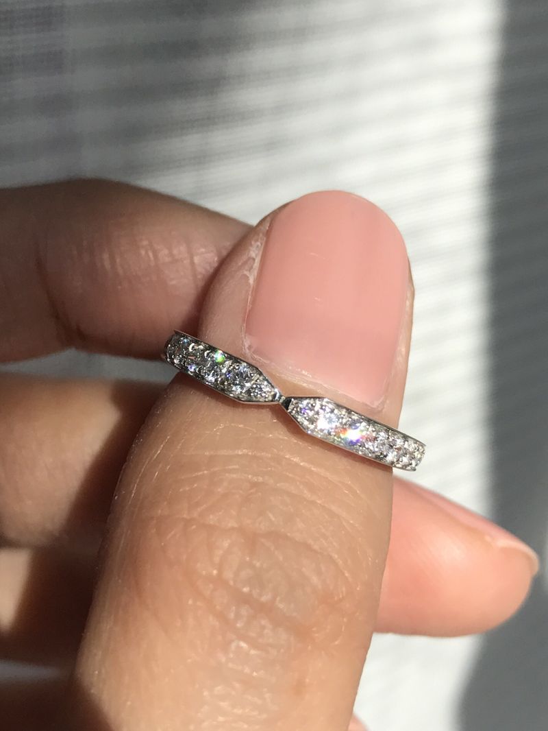 ハーフエタニティを探していたのですが、このリングのシャープな