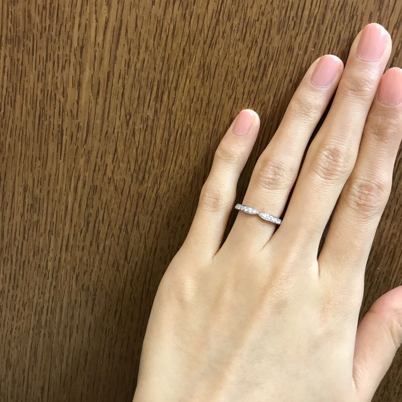 ハーフエタニティを探していたのですが、このリングのシャープな