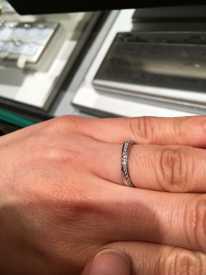 レール留めのハーフエタニティリングです。レール留めながらダイヤの粒