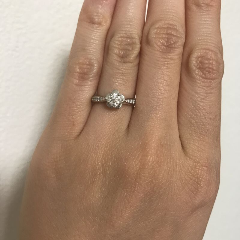 プラチナ＋ダイヤモンドの指輪で、女性らしい可愛いデザインのものを