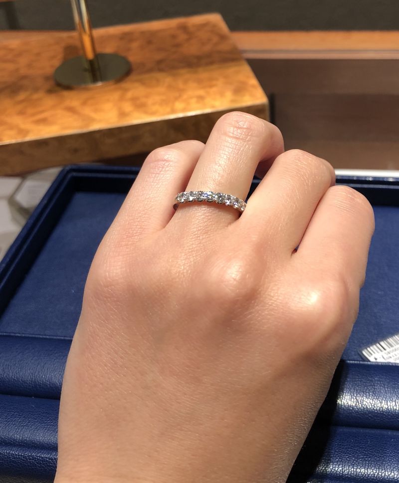 ハーフエタニティを探していて、横から見たときにポコポコとなっている