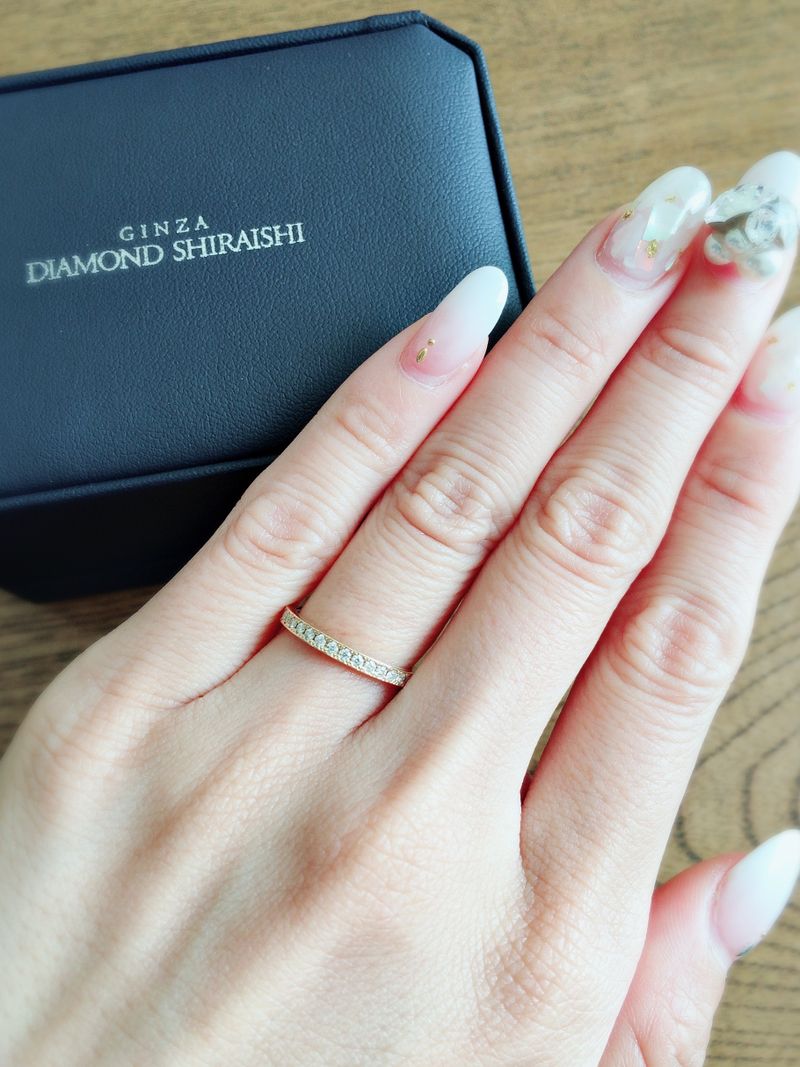 元々ゴールドのハーフエタニティと決めていました。 ゴールドの肌