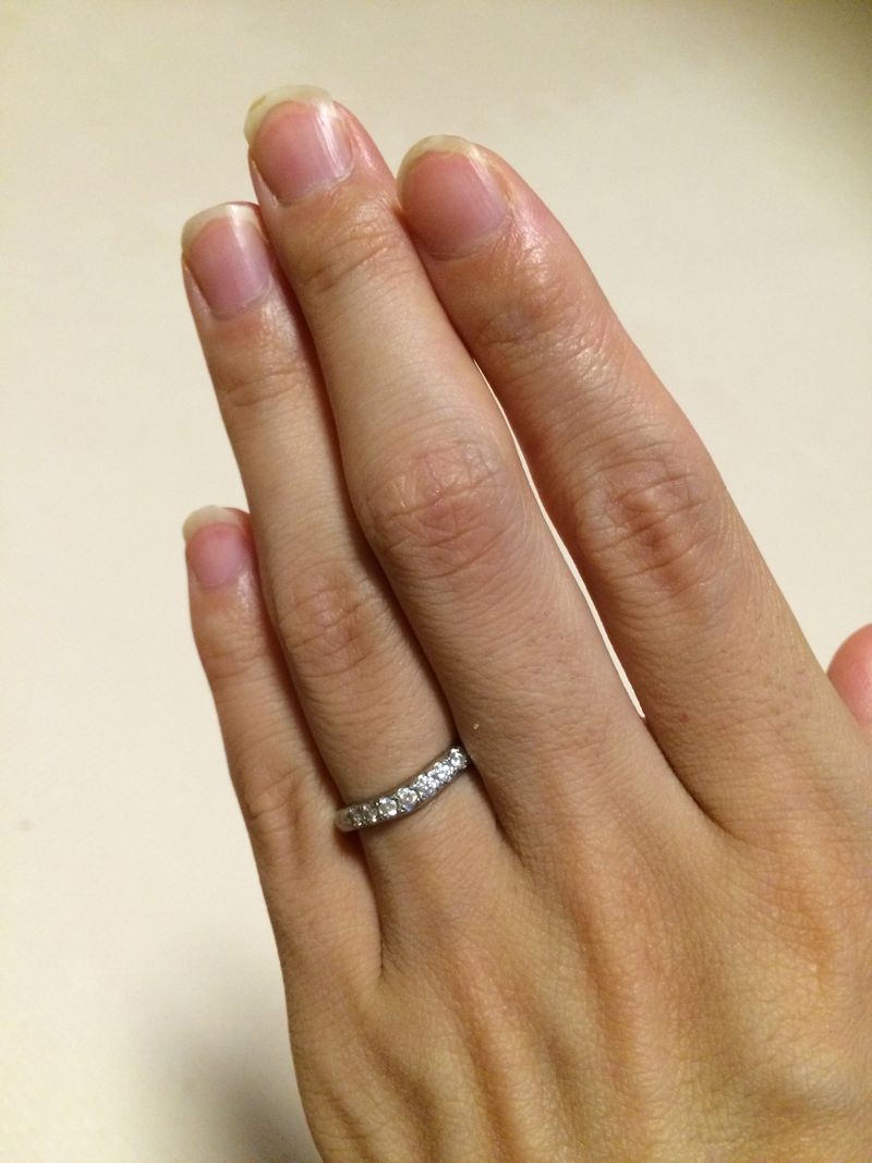 毎日つけるリングなので、フィット感があり、ハーフエタニティで輝きの