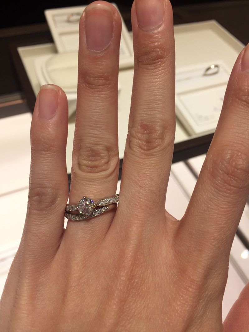 睡蓮の婚約指輪と結婚指輪をペアでみていました。輝きが美しく、にわか