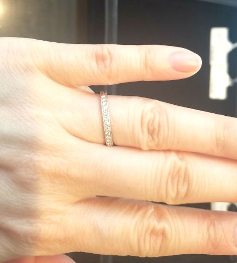 ハーフエタニティリングで且つミル打ちのものを探していました。他の