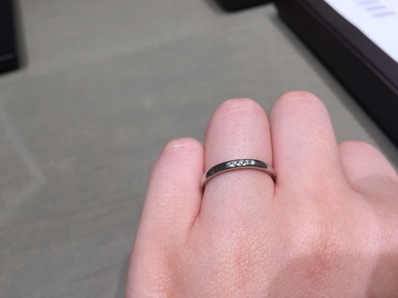 シンプルな指輪で探していました。石入りが良かったのですが、キラキラ