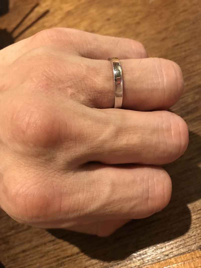 年齢を重ねても、デザインに飽きのこない指輪であったことです。また