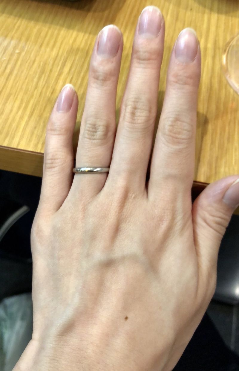 長く使えるシンプルなデザインで、素材はプラチナがいいと思っていまし